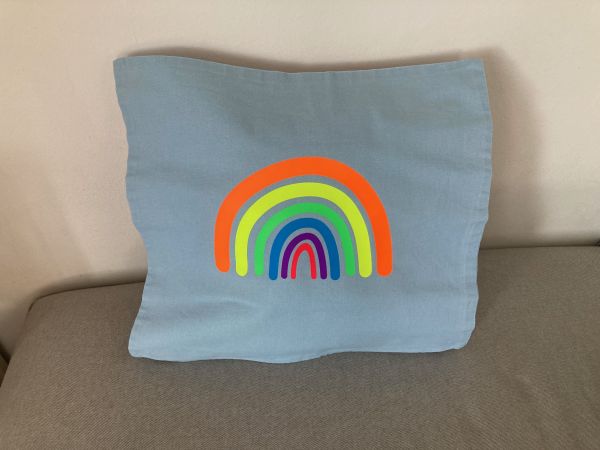 Kissenhülle mit Regenbogen in Neonfarben, hellblau/orange